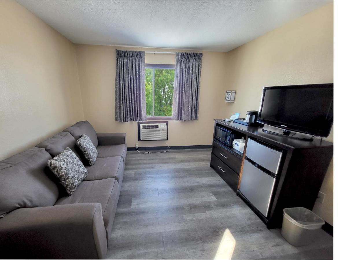 Deluxe King Room - Non-Smoking at Howard Johnson by Wyndham Waterloo/Cedar Falls