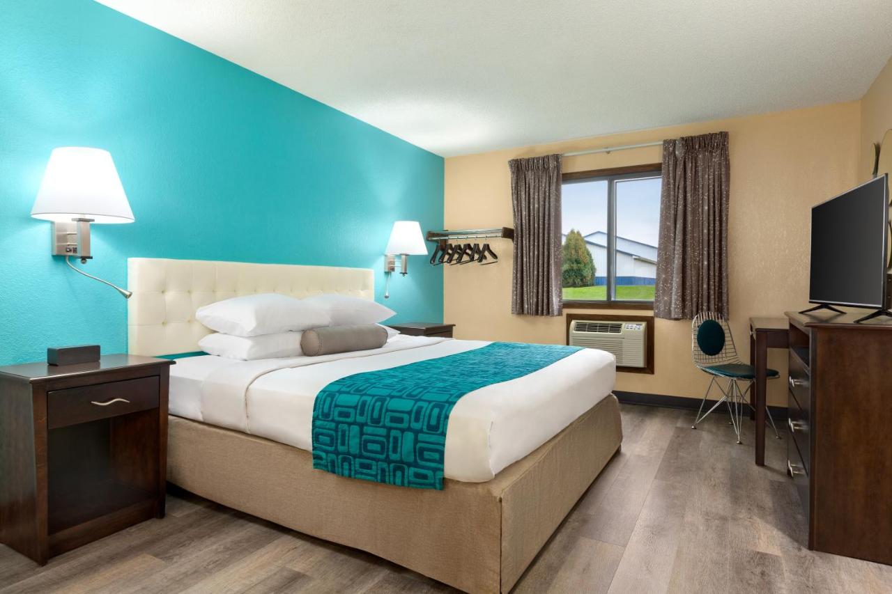 King Studio Suite - Non-Smoking at Howard Johnson by Wyndham Waterloo/Cedar Falls