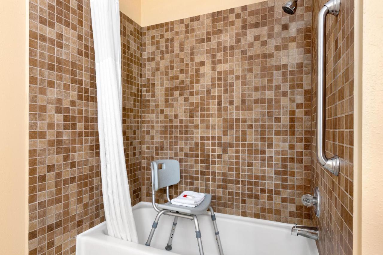 Deluxe King Room - Mobility Access/Non-Smoking at Howard Johnson by Wyndham Waterloo/Cedar Falls