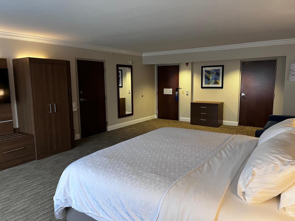 Suite - Mobility Access Roll in Shower/Non-Smoking at Holiday Inn Express & Suites Williamsport by IHG