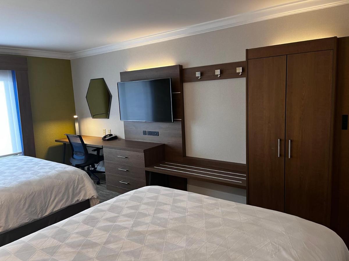 Queen Room with Two Queen Beds at Holiday Inn Express & Suites Williamsport by IHG