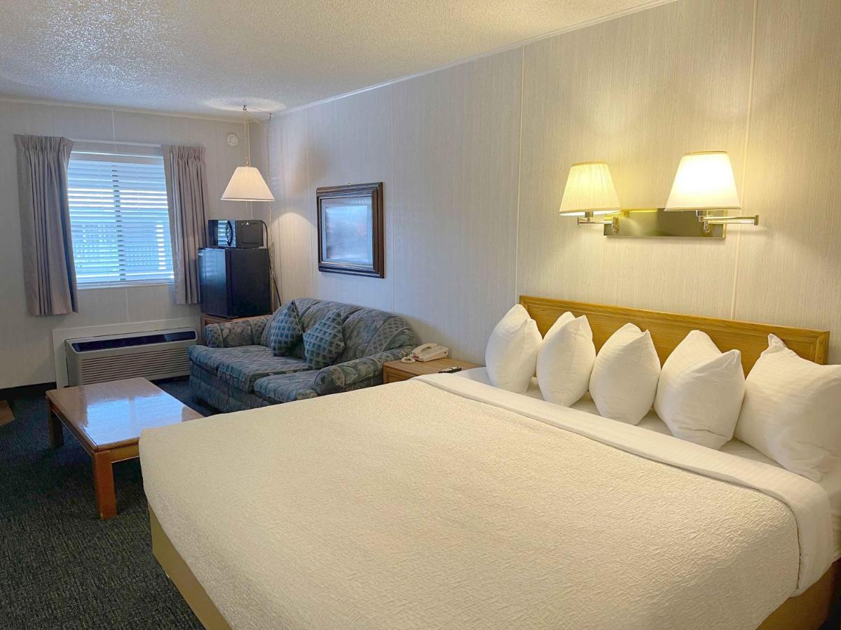 Deluxe King Room at Ranch Inn
