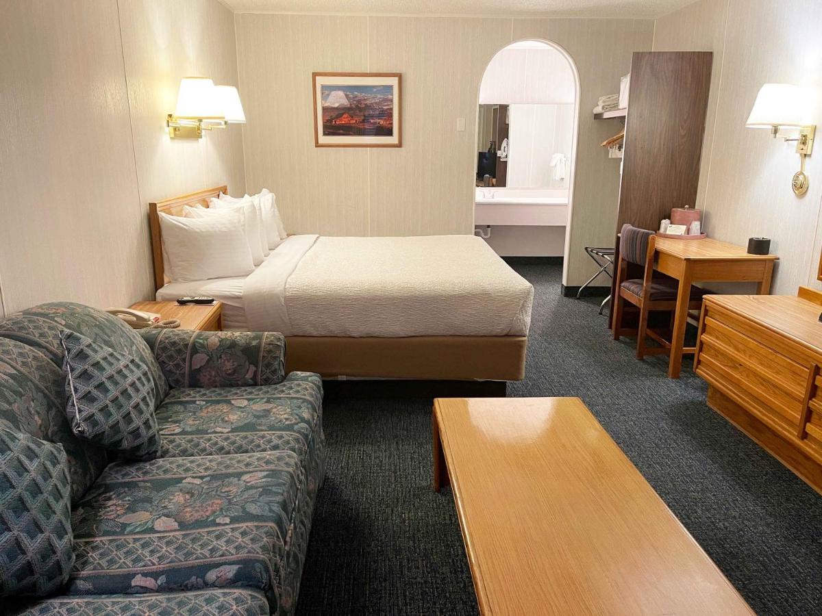 Deluxe King Room at Ranch Inn