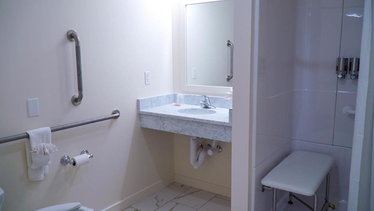 King Mobility Access With Roll-in Shower at The Circle Hotel Fairfield