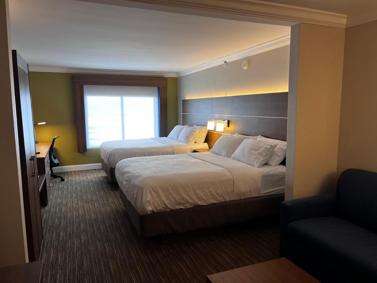Queen Suite with Two Queen Beds at Holiday Inn Express & Suites Williamsport by IHG