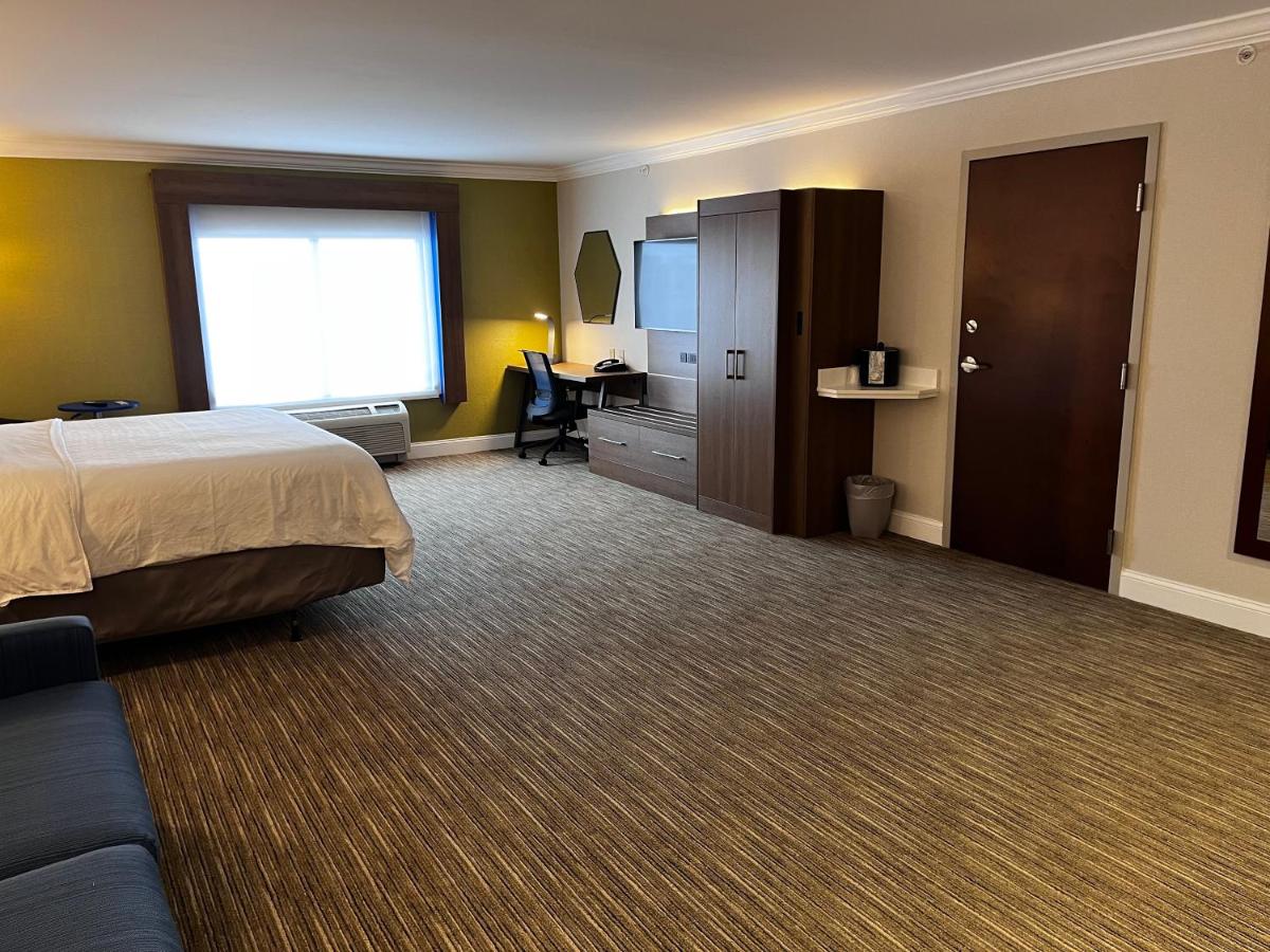 Suite - Mobility Access Roll in Shower/Non-Smoking at Holiday Inn Express & Suites Williamsport by IHG