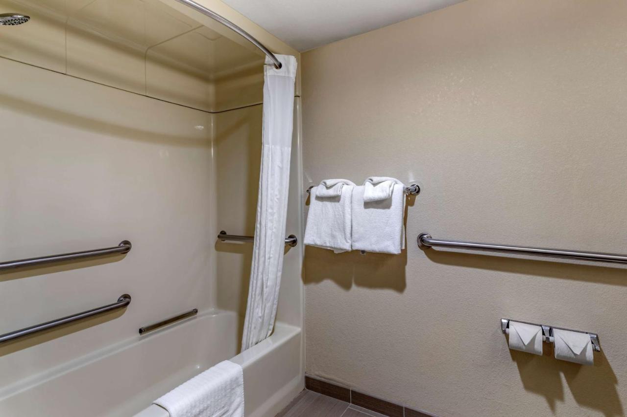 King Room with tub - Accessible/Non-Smoking at Comfort Inn Biltmore West