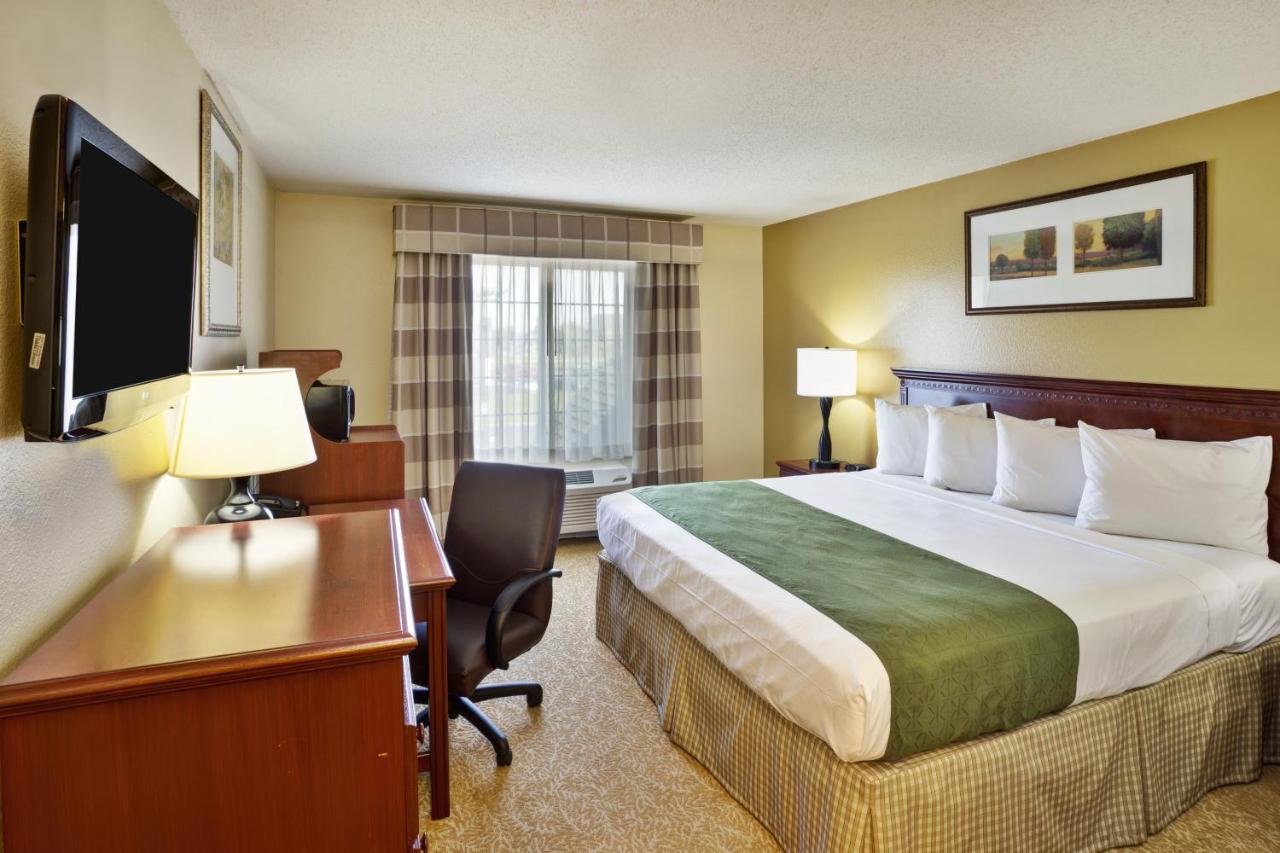 King Room at Country Inn & Suites by Radisson, Marion, OH