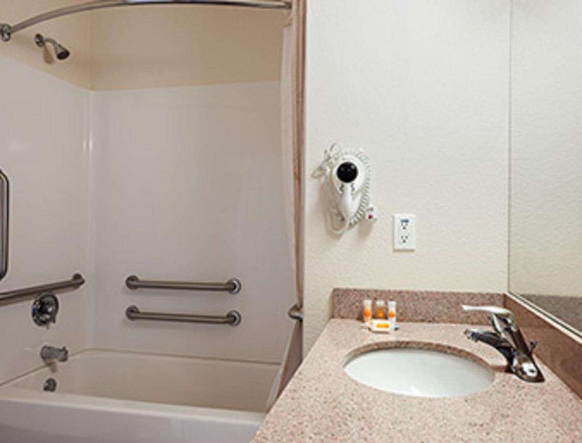 Queen Room - Disability Access - Non-Smoking at Days Inn & Suites by Wyndham Columbus NE