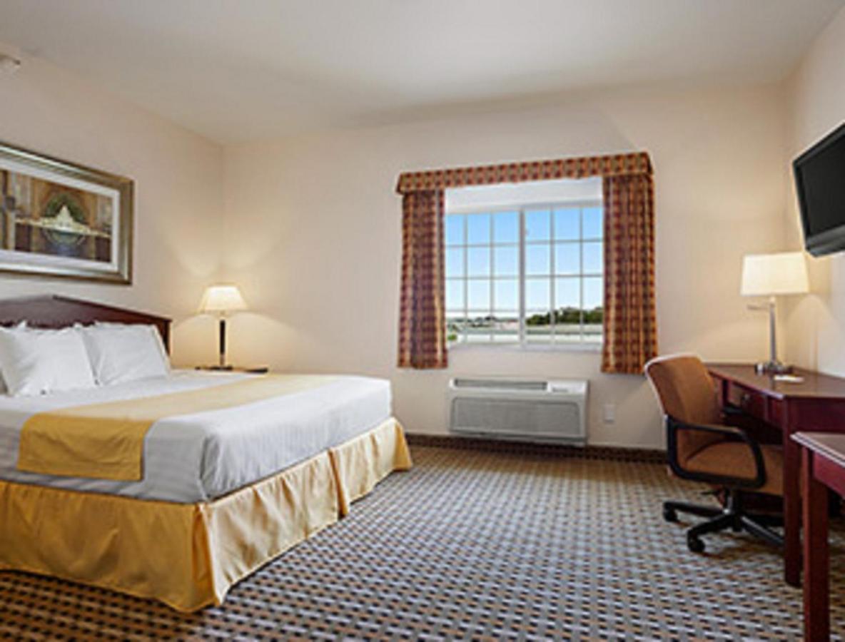 Queen Room - Disability Access - Non-Smoking at Days Inn & Suites by Wyndham Columbus NE
