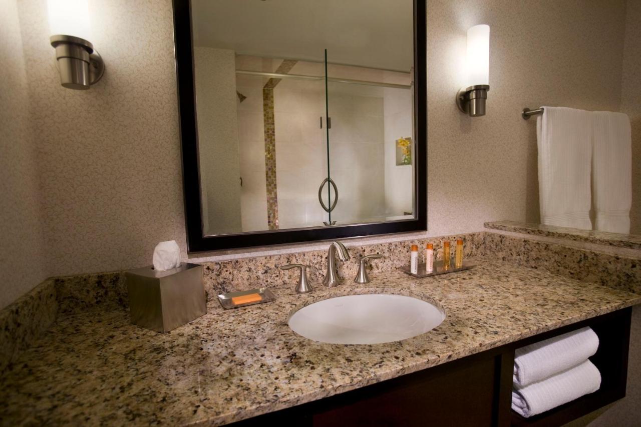 Deluxe King Room with Whirlpool at The Madison Concourse Hotel and Governor's Club