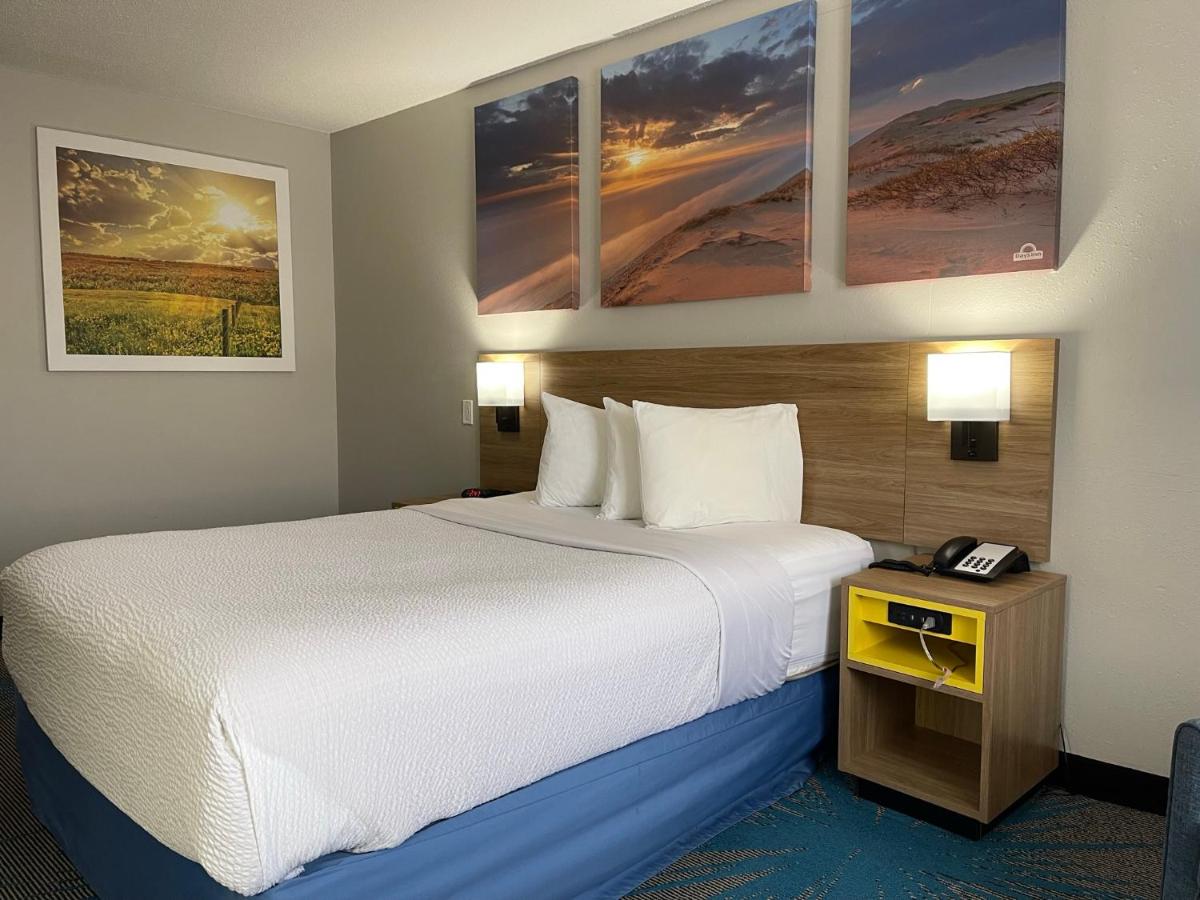 Queen Room - Non-Smoking at Days Inn by Wyndham Colby