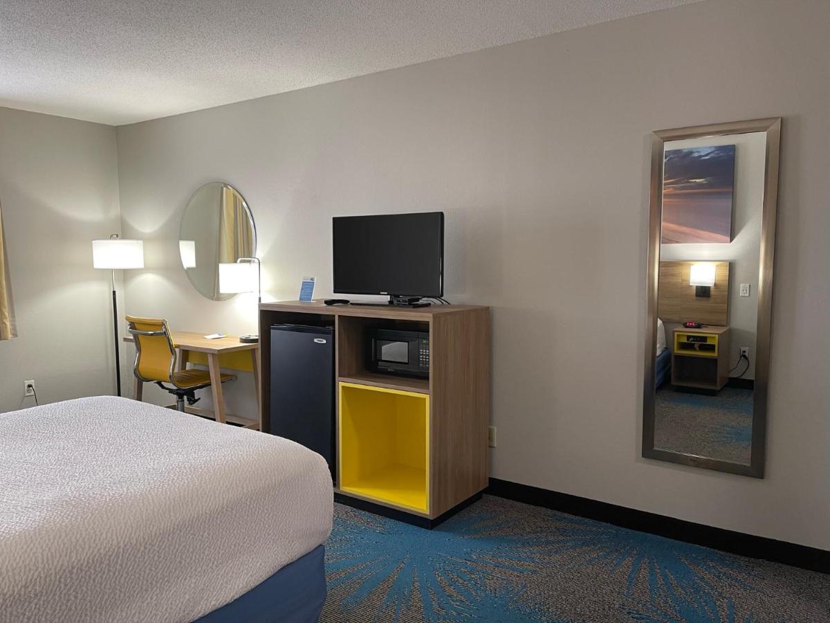 King Room - Non-Smoking at Days Inn by Wyndham Colby