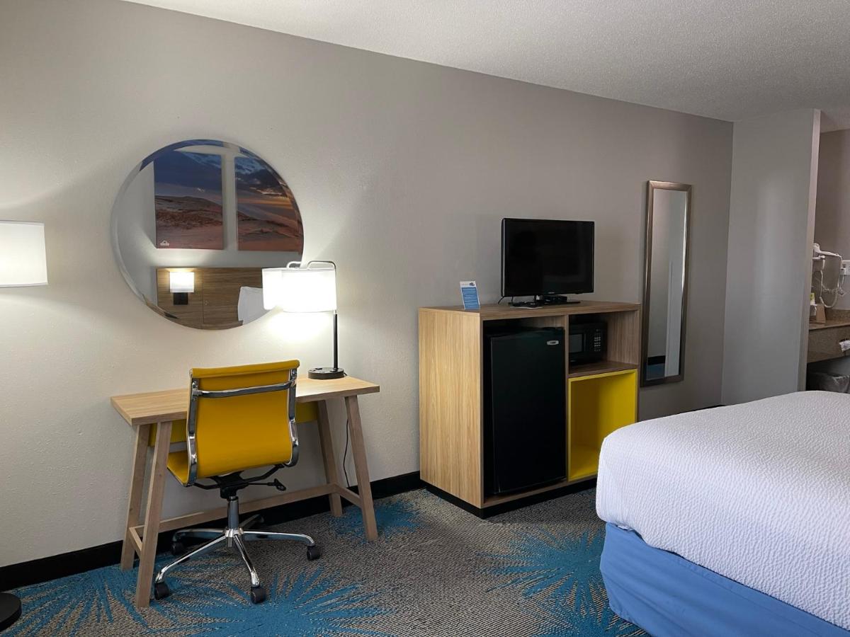 Queen Room - Disability Access/Non-Smoking at Days Inn by Wyndham Colby