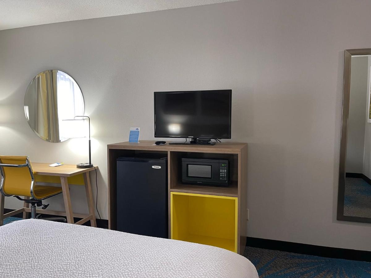 Queen Room - Disability Access/Non-Smoking at Days Inn by Wyndham Colby