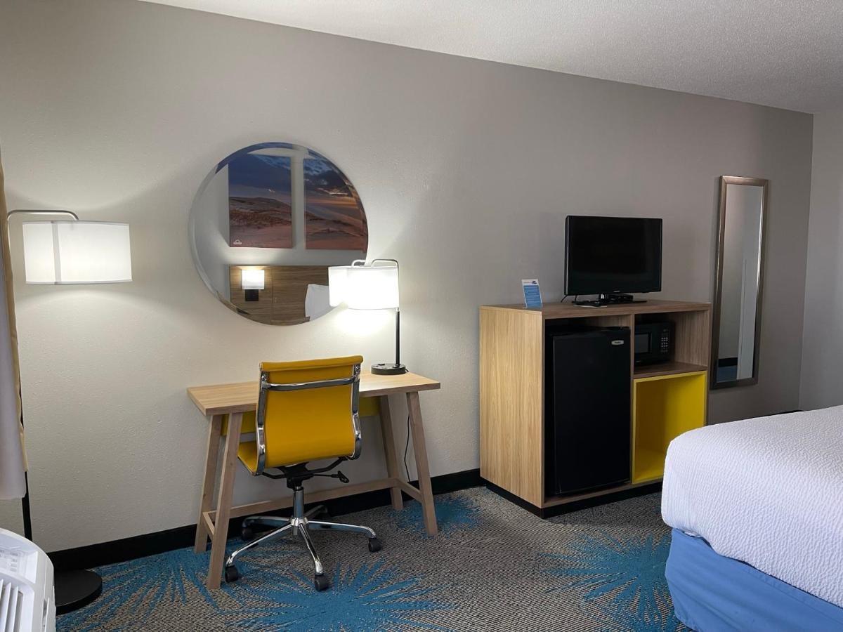 Queen Room - Disability Access/Non-Smoking at Days Inn by Wyndham Colby