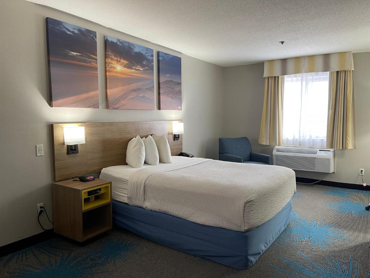 Queen Room - Pet Friendly/Non-Smoking at Days Inn by Wyndham Colby