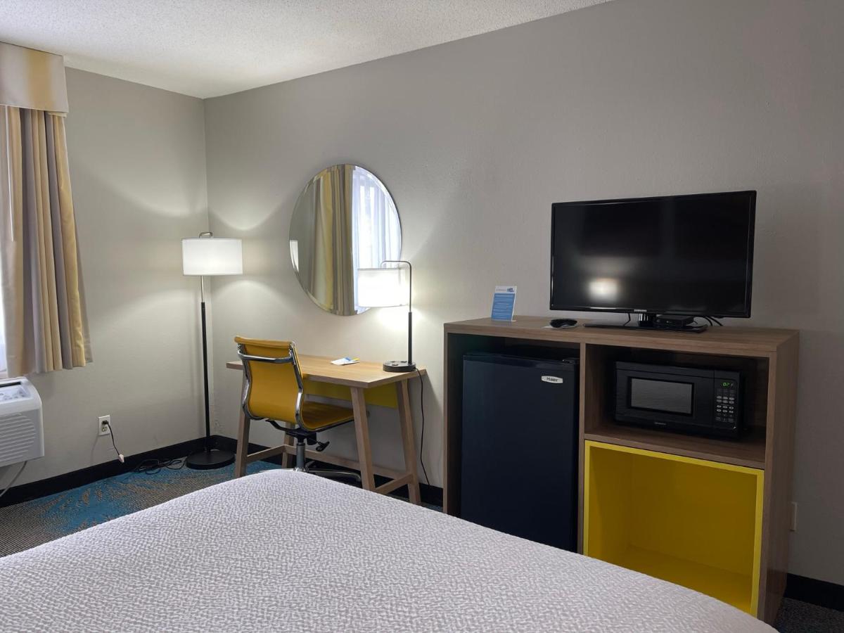 Queen Room - Pet Friendly/Non-Smoking at Days Inn by Wyndham Colby
