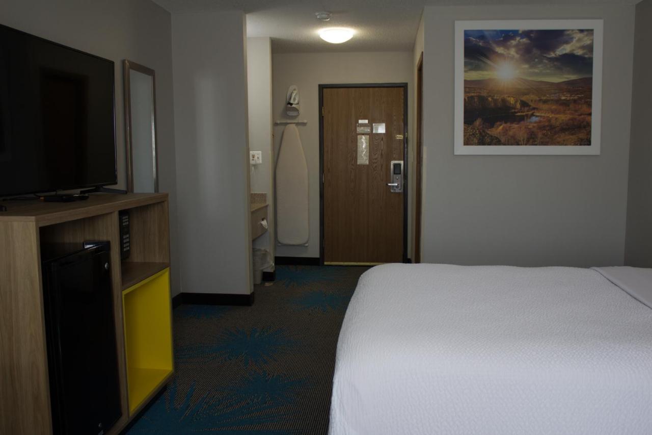 Queen Room - Non-Smoking at Days Inn by Wyndham Colby