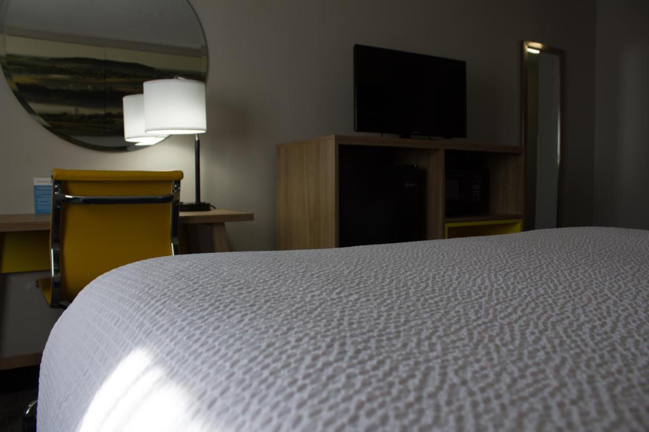 King Room - Non-Smoking at Days Inn by Wyndham Colby