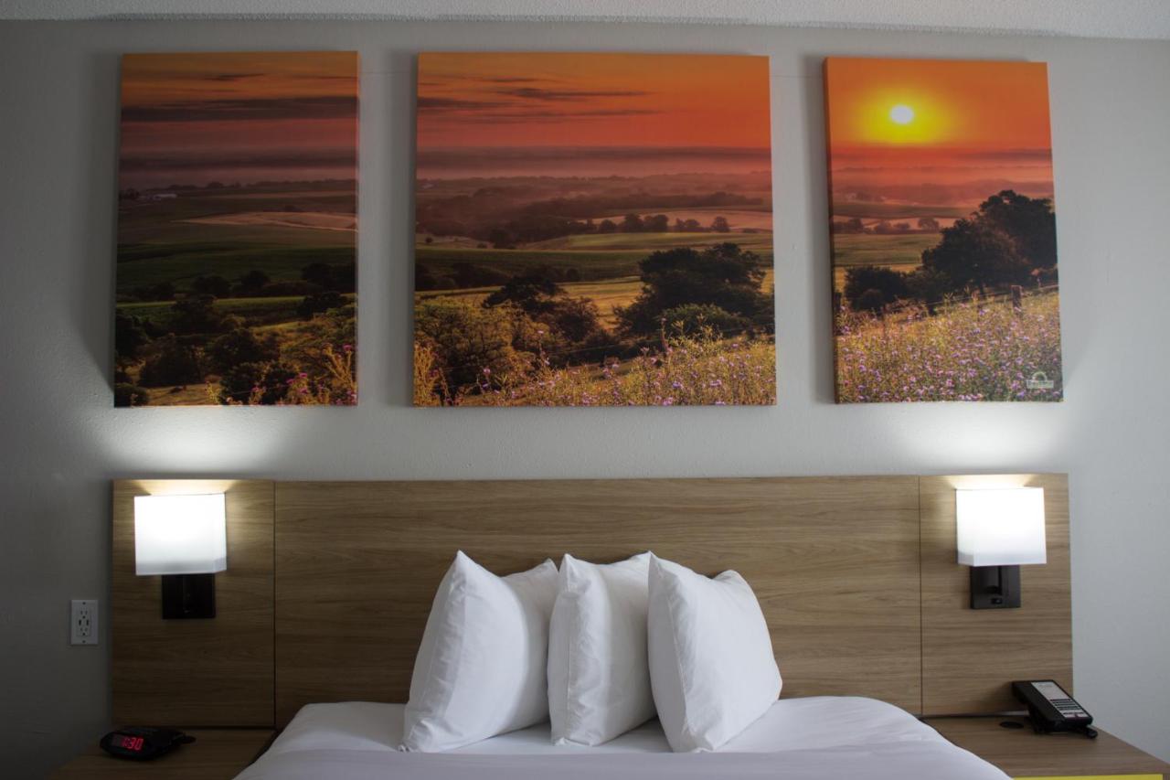 King Room - Pet Friendly/Non-Smoking at Days Inn by Wyndham Colby