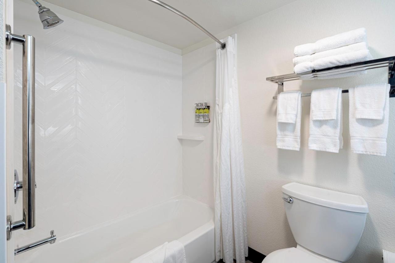 Deluxe Twin Room - Hearing Accessible at Holiday Inn & Suites Wausau-Rothschild by IHG