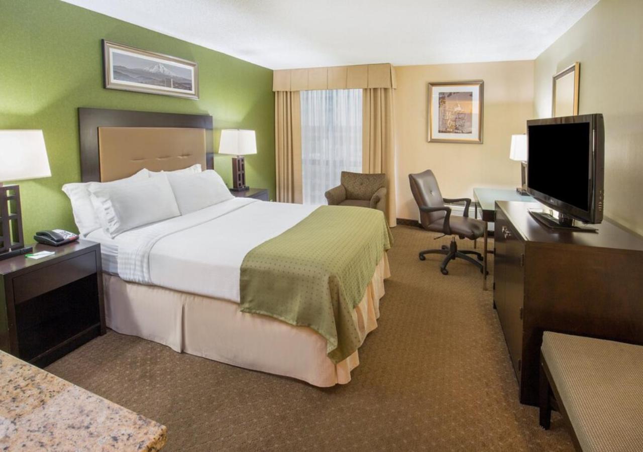Executive King Room at Holiday Inn Airport - Portland by IHG