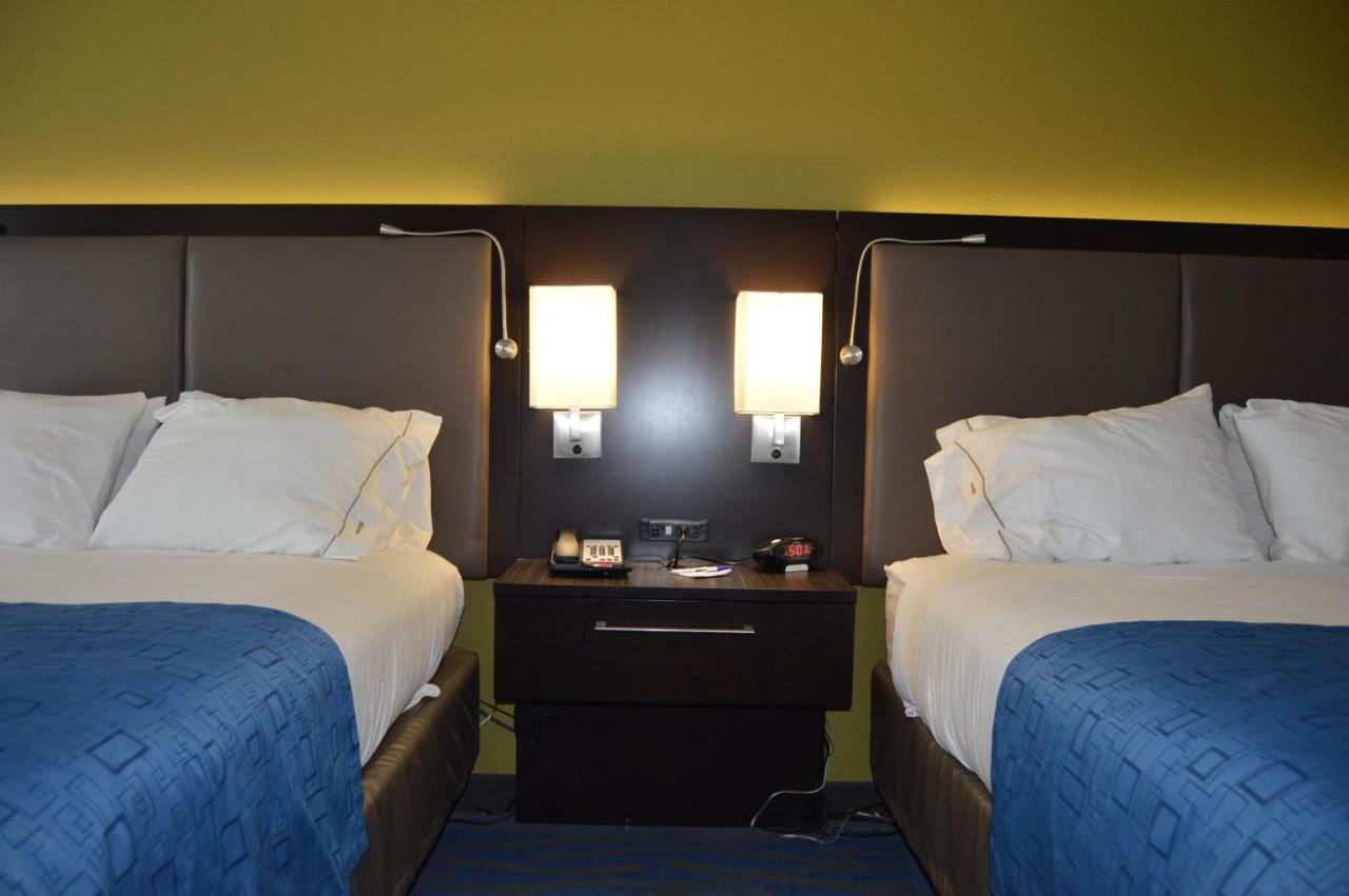Queen Room with Two Queen Beds - Disability Access at Holiday Inn Express Hotel & Suites El Reno by IHG