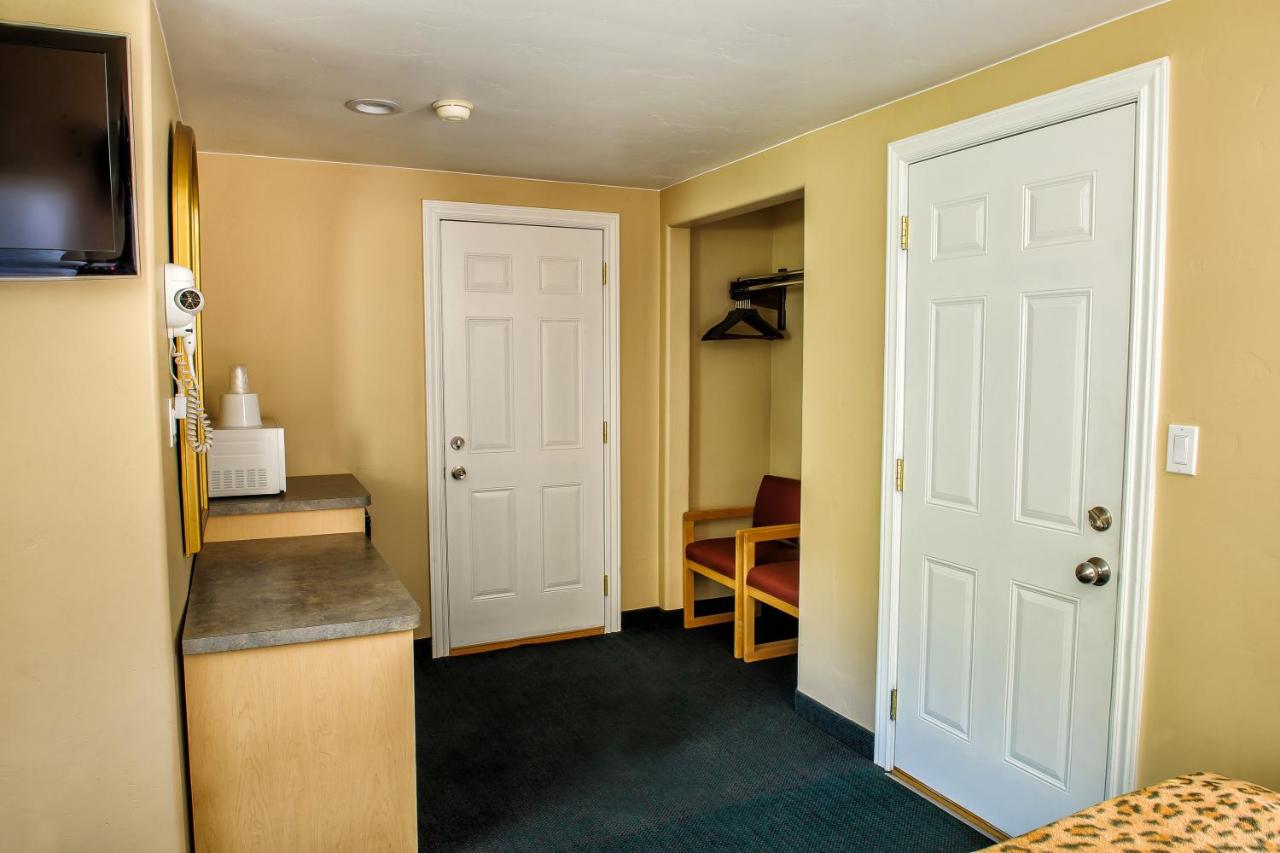 Queen Room at Holiday Inn Express Glenwood Springs by IHG