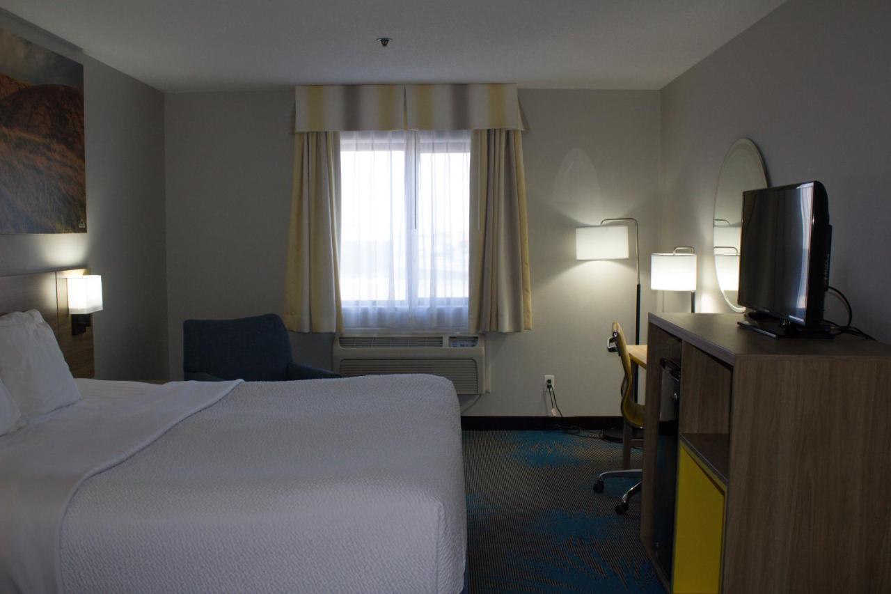 King Room - Non-Smoking at Days Inn by Wyndham Colby