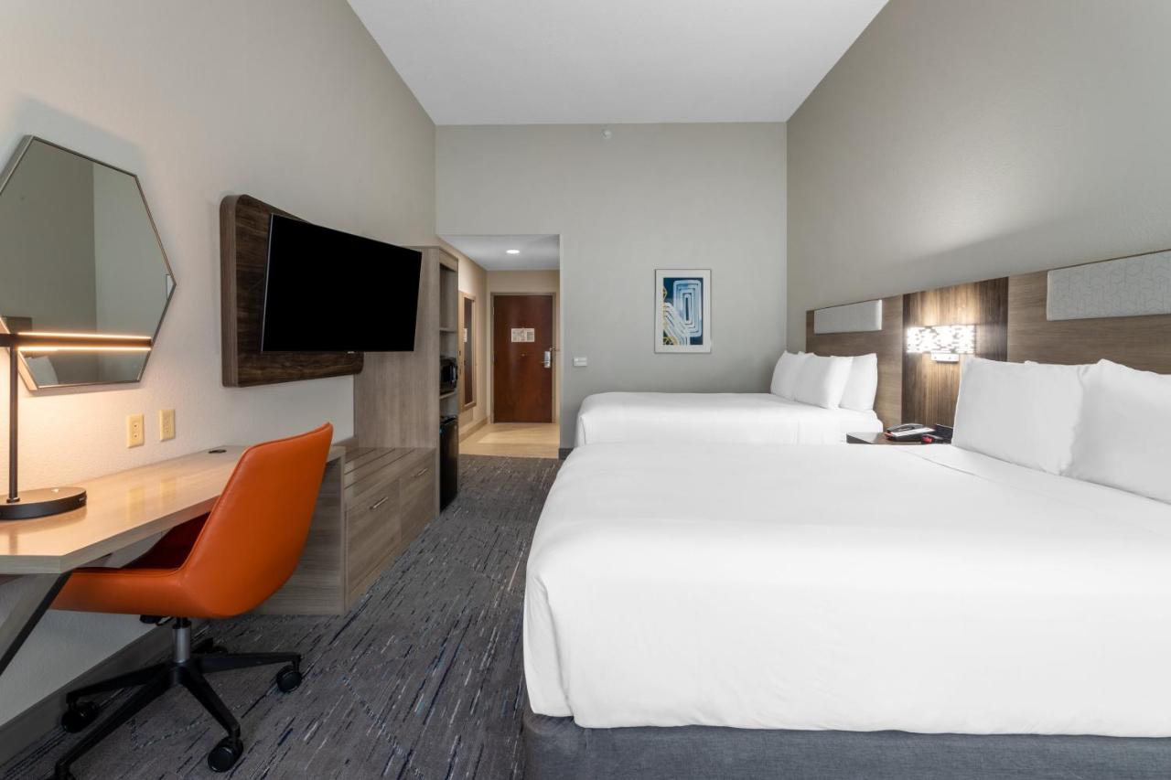 Queen Room with Two Queen Beds - Disability Access at Holiday Inn Express Crystal River by IHG