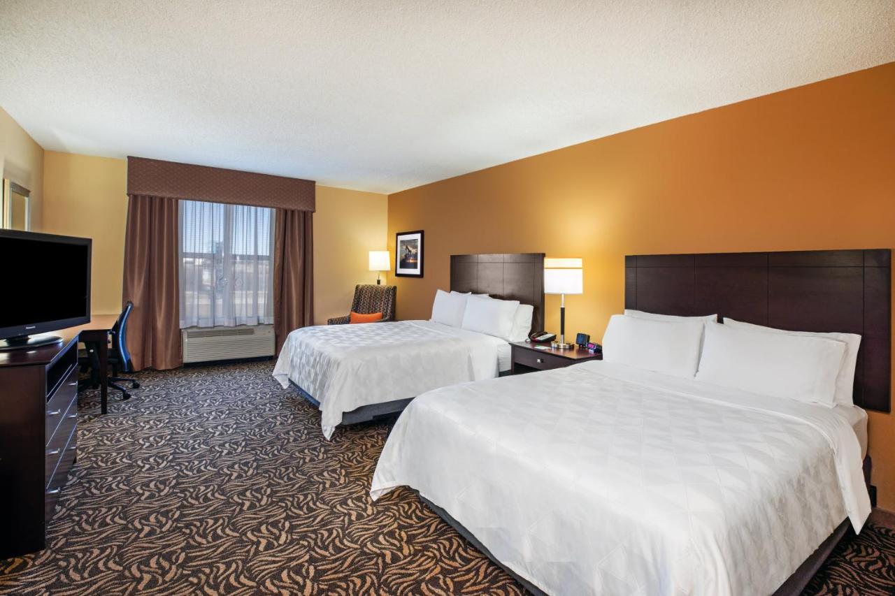 Deluxe Queen Room with Two Queen Beds at Holiday Inn Ardmore I-35 by IHG