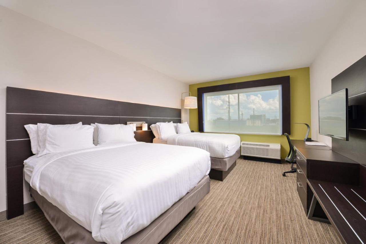 Queen Room with Two Queen Beds at Holiday Inn Express Donaldsonville by IHG