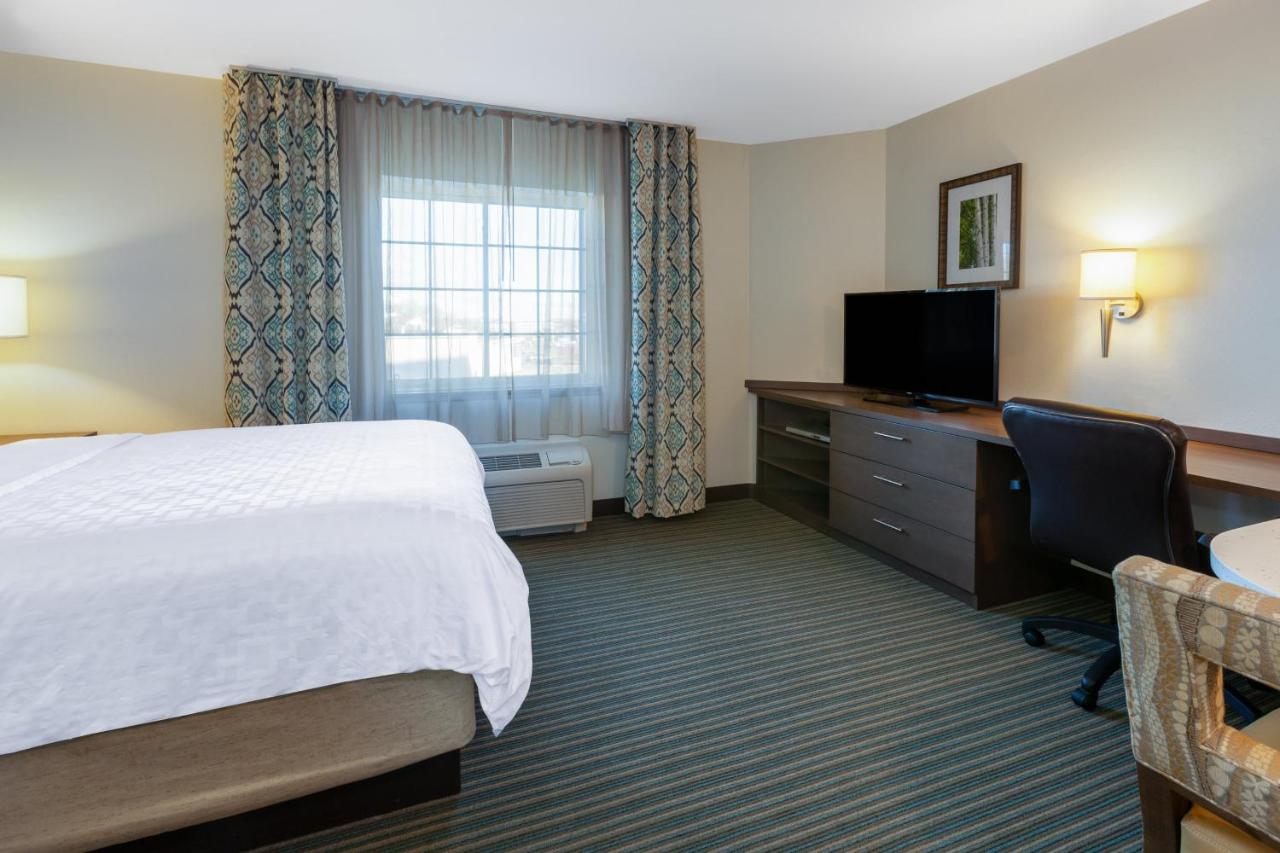 Queen Studio at Candlewood Suites West Springfield by IHG