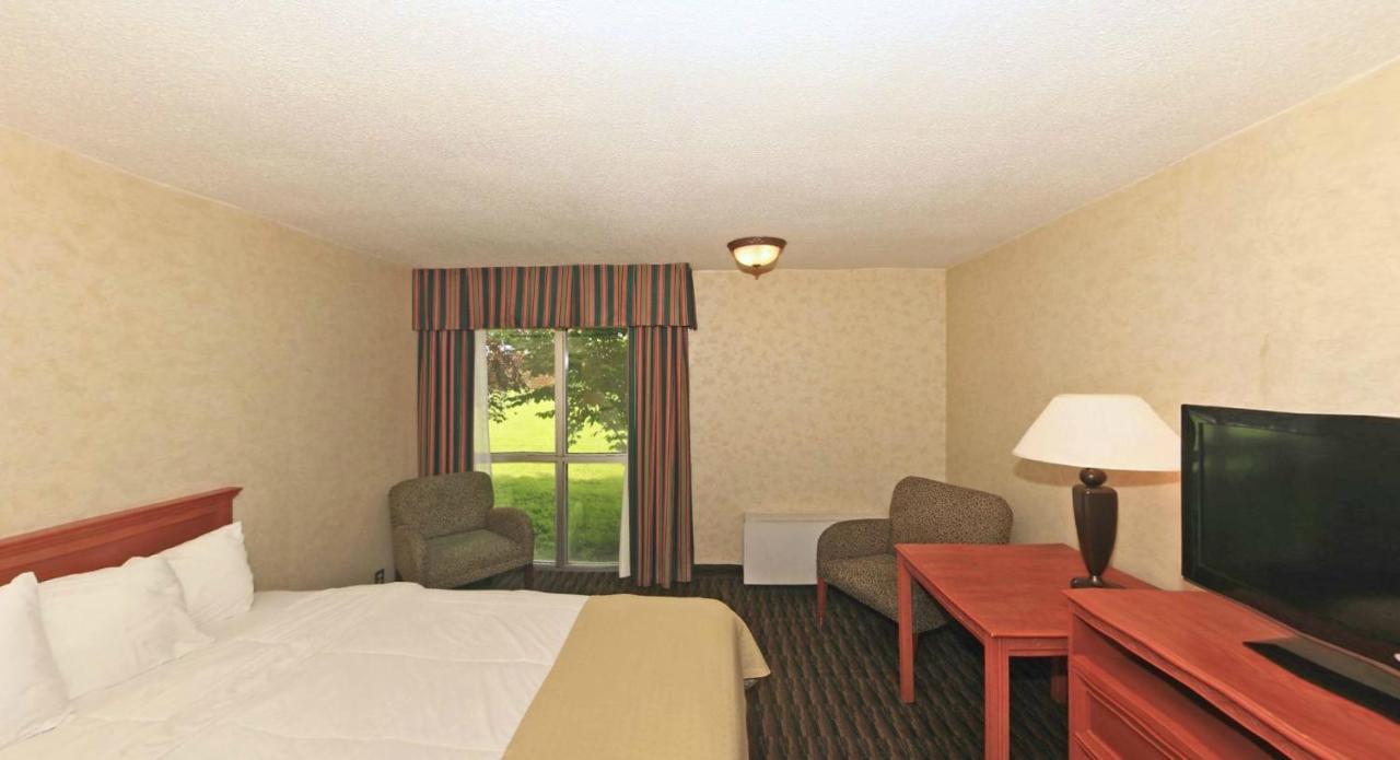 Double Room with Two Double Beds - Non-Smoking at Quality Inn