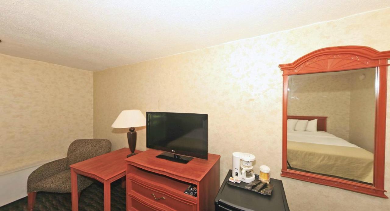 Double Room with Two Double Beds - Non-Smoking at Quality Inn