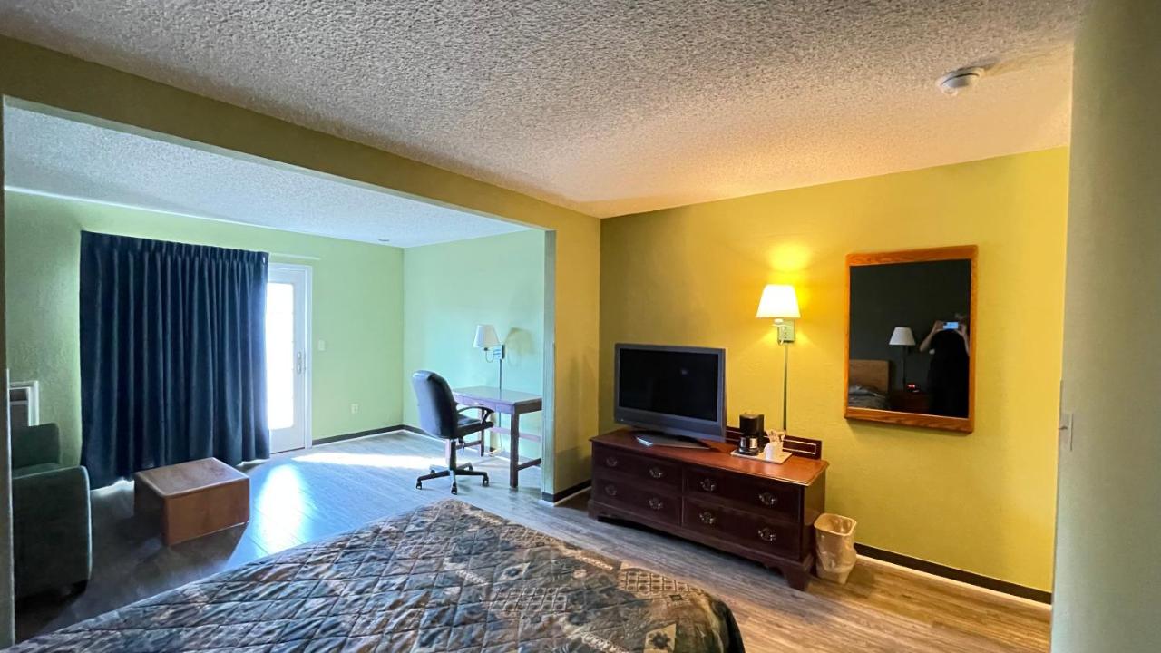 Queen Room with City View and Patio at Harbor Lights Lodge