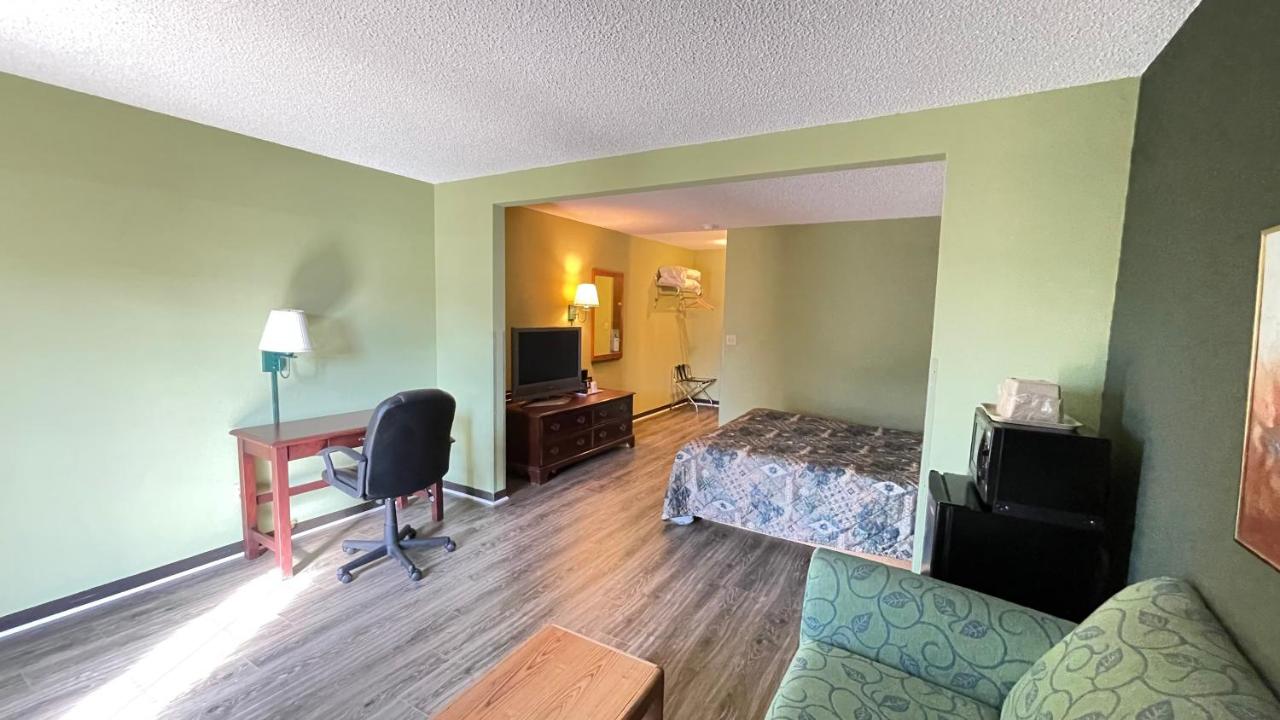 Queen Room with City View and Patio at Harbor Lights Lodge