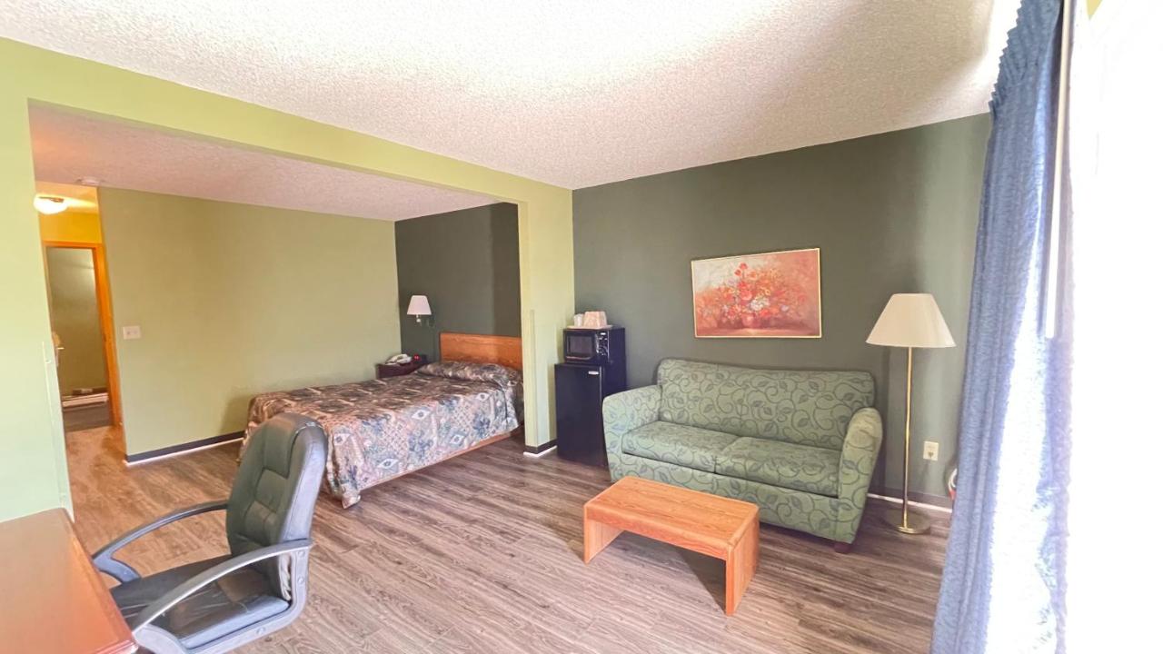 Double Queen With City View and Patio at Harbor Lights Lodge