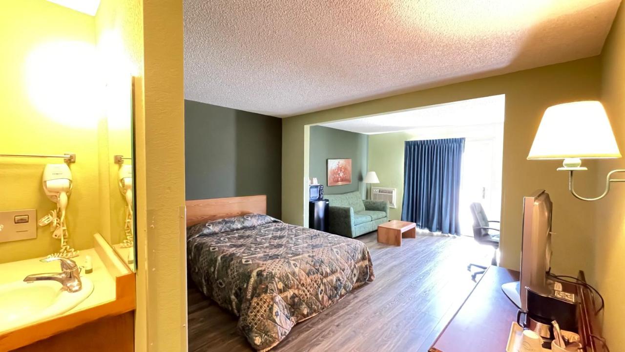Queen Room with City View and Patio at Harbor Lights Lodge