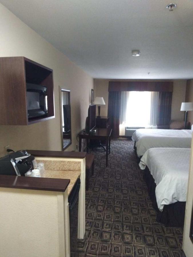 Queen Room with Two Queen Beds at Holiday Inn Express & Suites Zanesville North by IHG