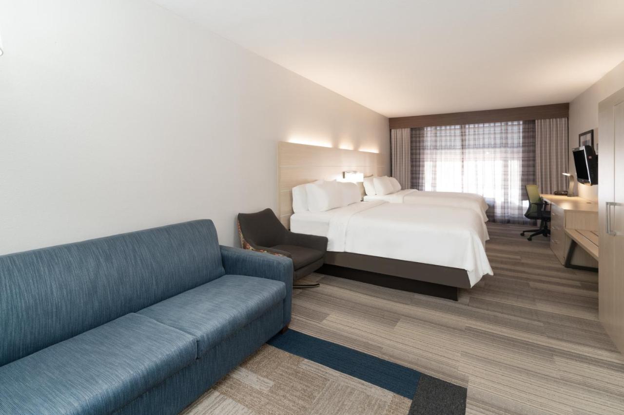 Deluxe Suite - Mobility Accessible - Non-Smoking at Holiday Inn Express Hotel & Suites Magee by IHG