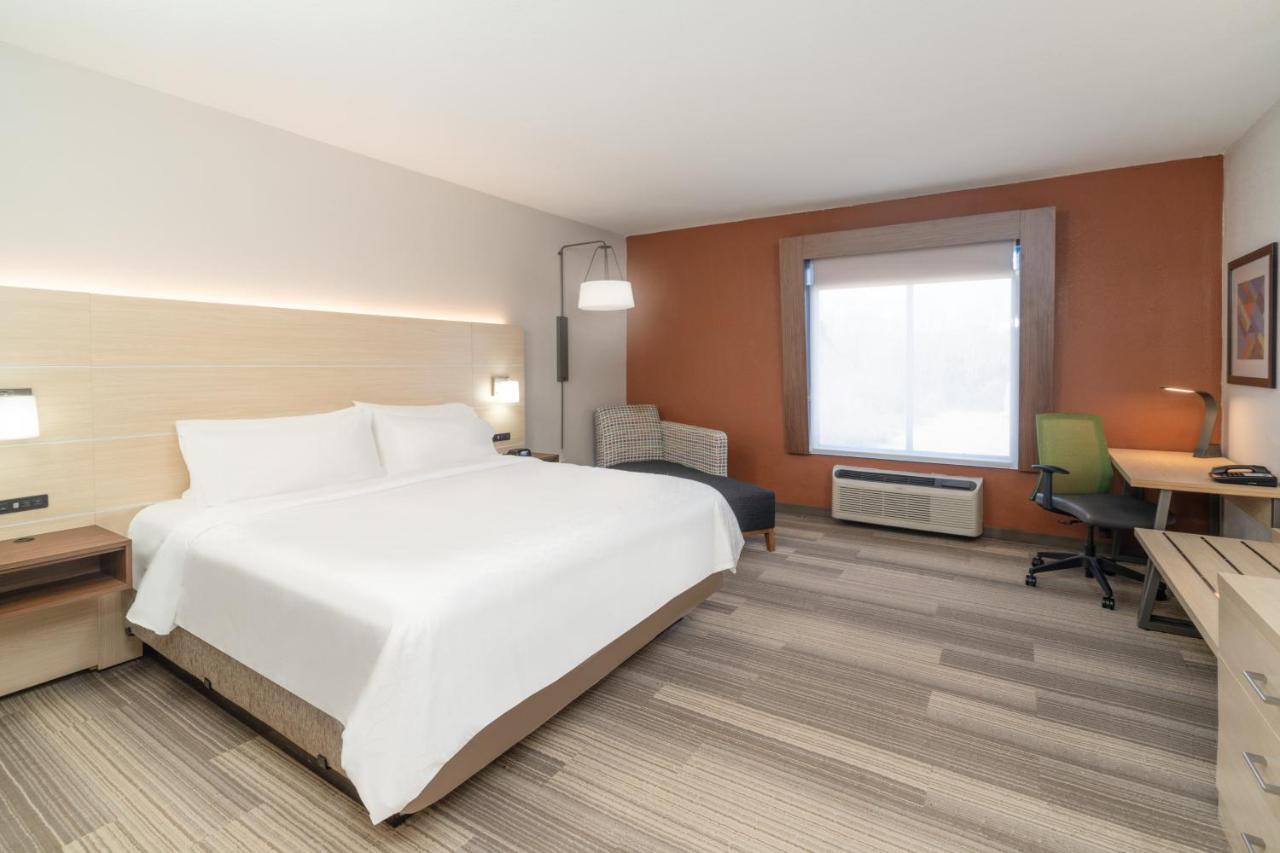 King Room with Hearing Accessible Roll In Shower - Non-Smoking at Holiday Inn Express Hotel & Suites Magee by IHG