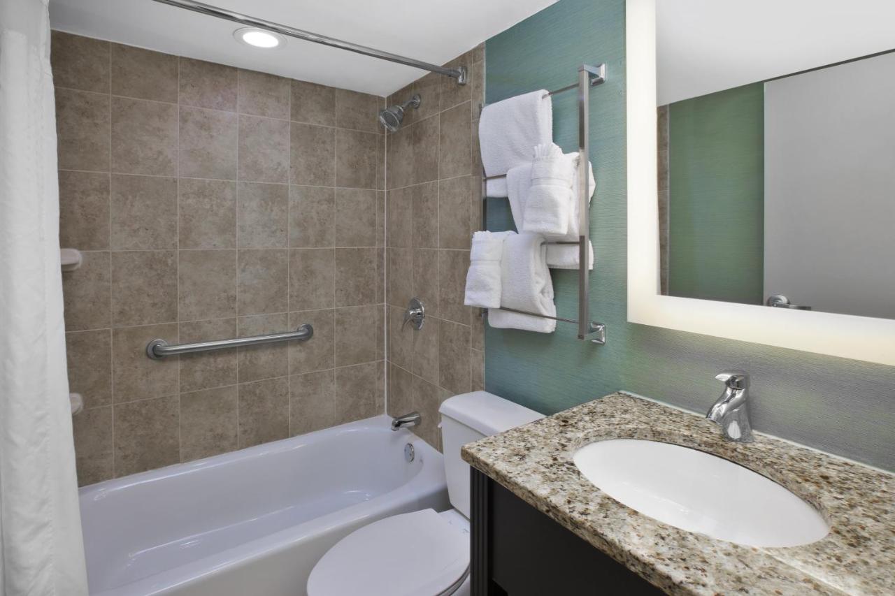 Double Room with Two Double Beds - Non-Smoking at Holiday Inn Columbus Dwtn-Capitol Square