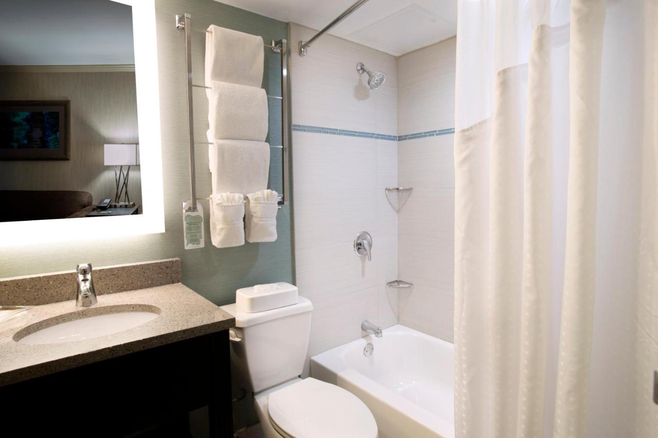 King Suite - Non-Smoking at Holiday Inn Columbus Dwtn-Capitol Square