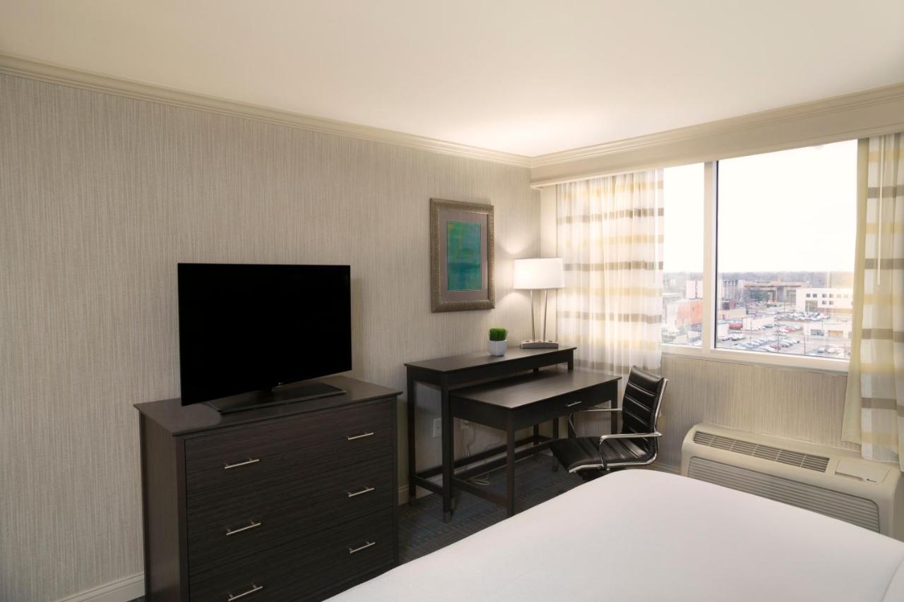 King Suite - Non-Smoking at Holiday Inn Columbus Dwtn-Capitol Square