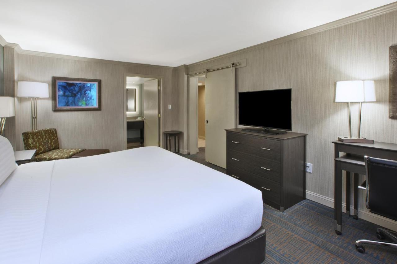 King Suite - Non-Smoking at Holiday Inn Columbus Dwtn-Capitol Square