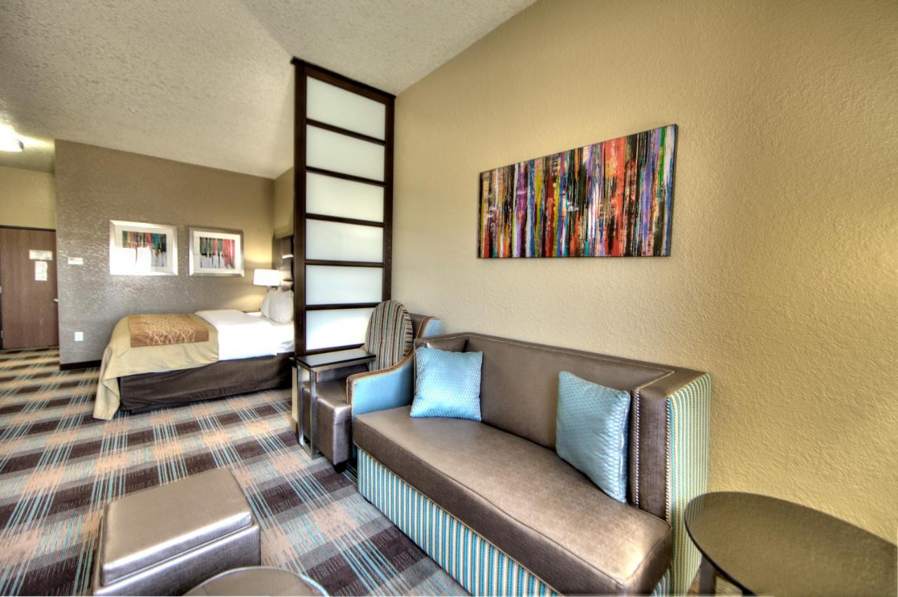 King Suite with Sofa Bed and Spa Bath - Non-Smoking at Comfort Inn & Suites Fort Worth West I-30 NAS JRB