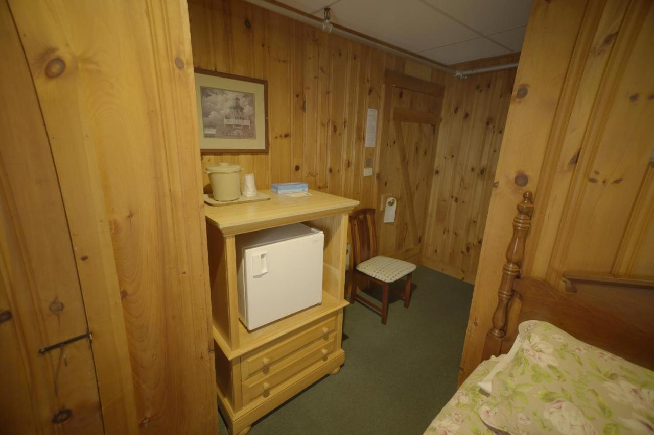 Queen Room at Betty Doon Hotel