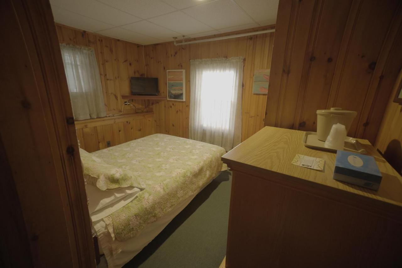 Queen Room at Betty Doon Hotel
